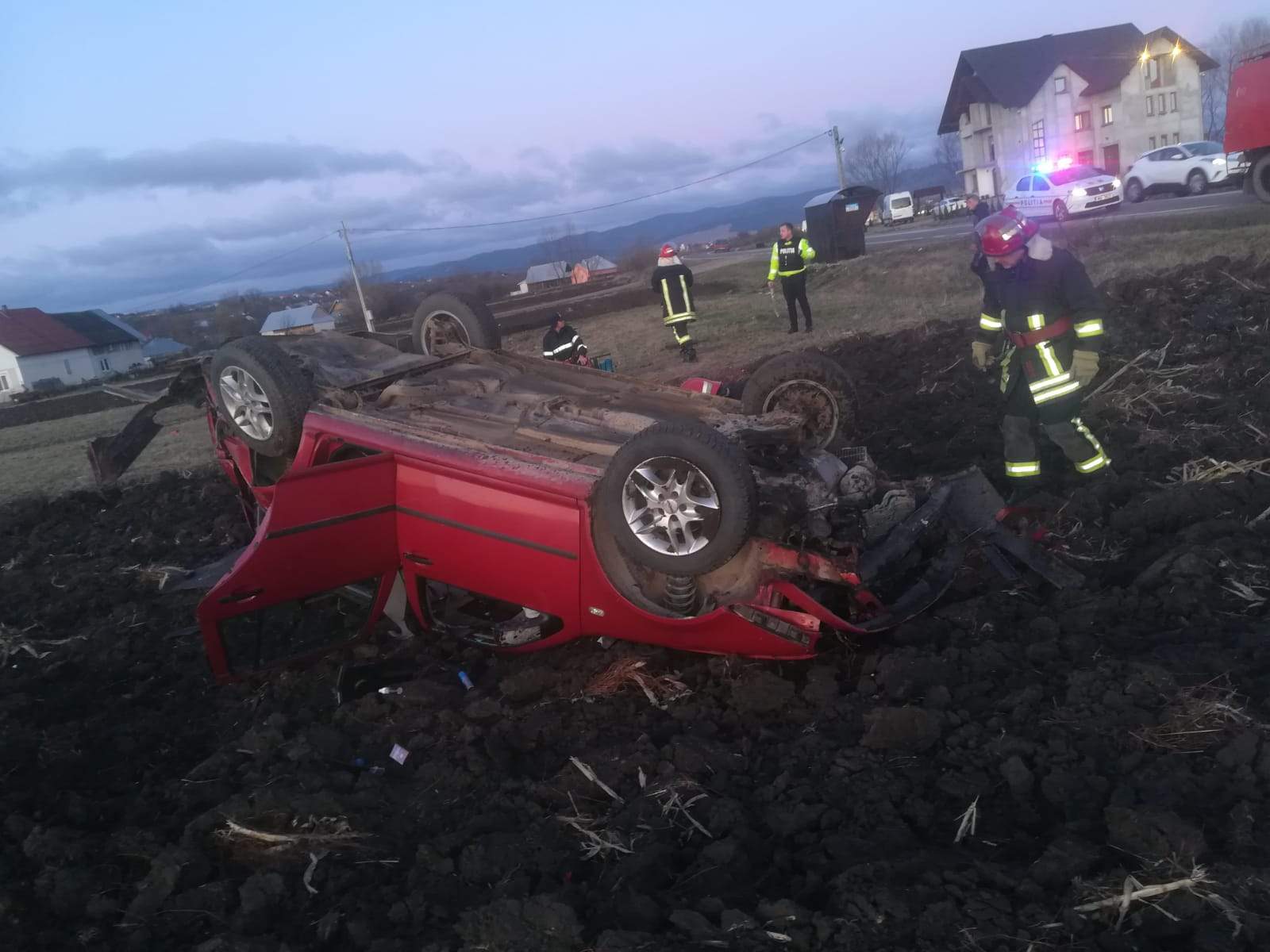 Mașină răsturnată în Suceava, ambii pasageri au scăpat cu viaţă